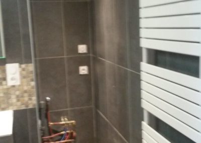 salle-de-bain-sous-comble-baignoire-Ker-mano-services-hennebont-4-400×284