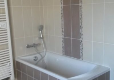 salle-de-bain-sous-comble-baignoire-Ker-mano-services-hennebont-4-400×284