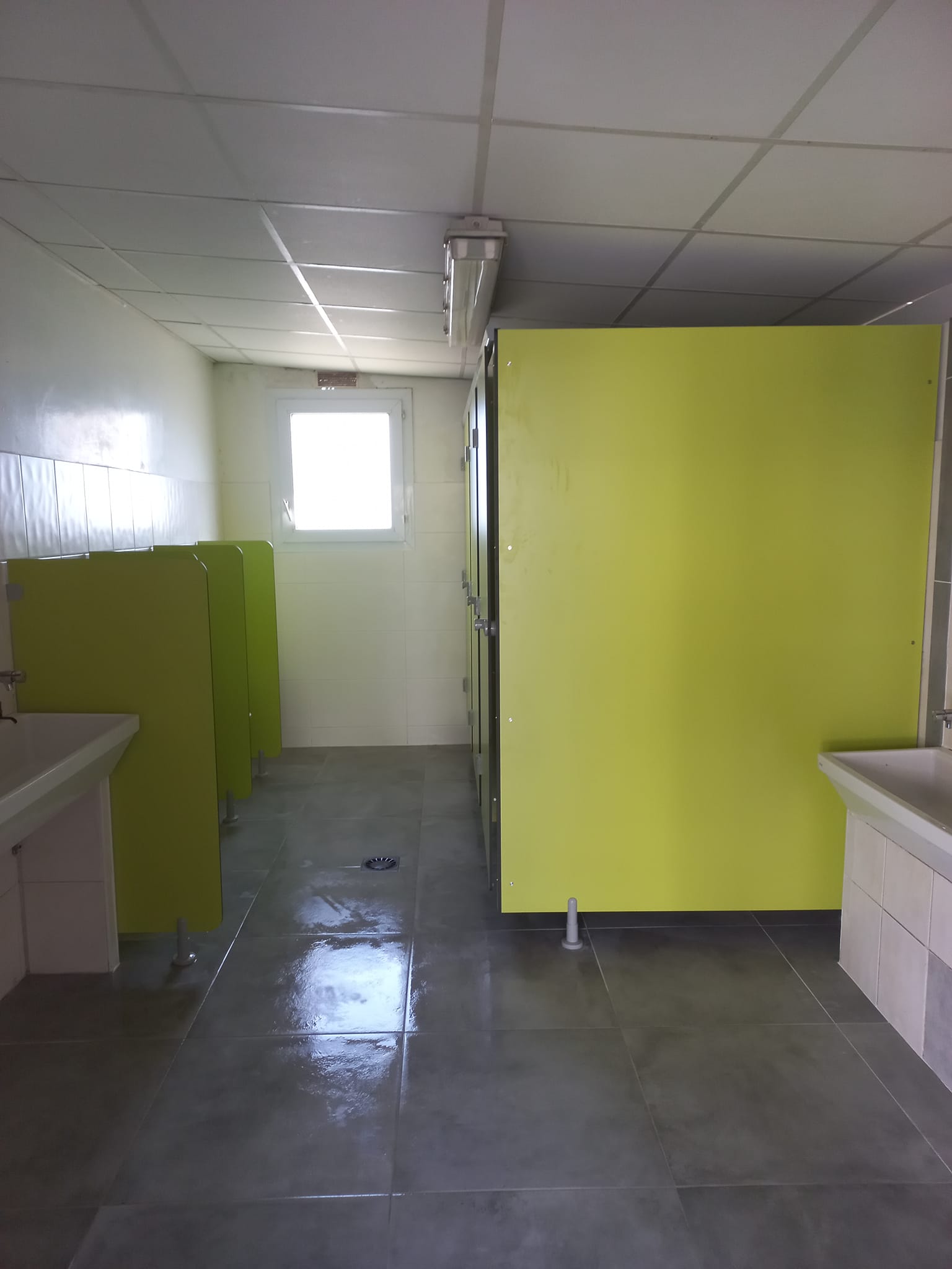 Rénovation des sanitaires dans une école avec pose de cloiso…